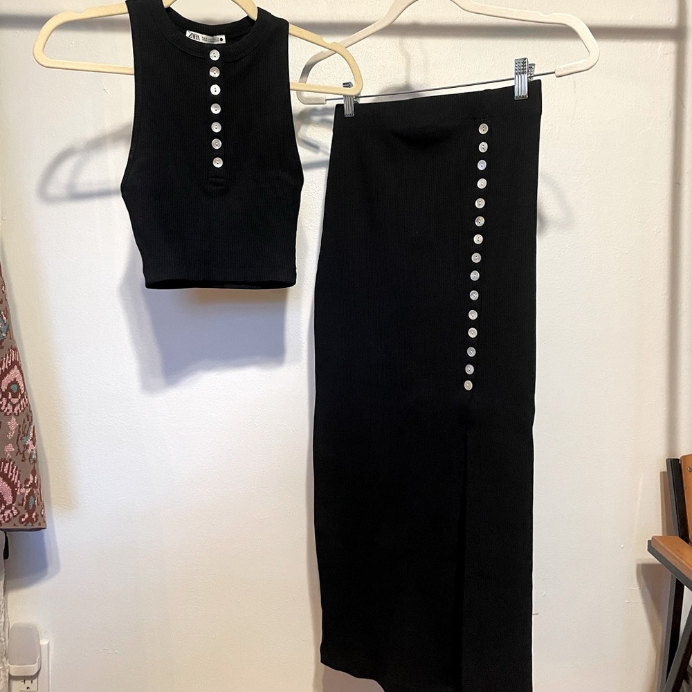 Zara NWOT Black 2pc ribbed tank/midi skirt set with shell button detail, size S